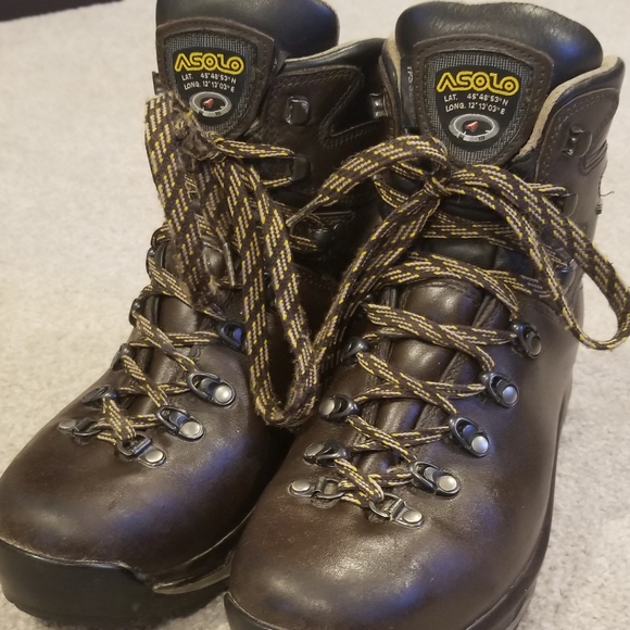 mens walking boots size 9